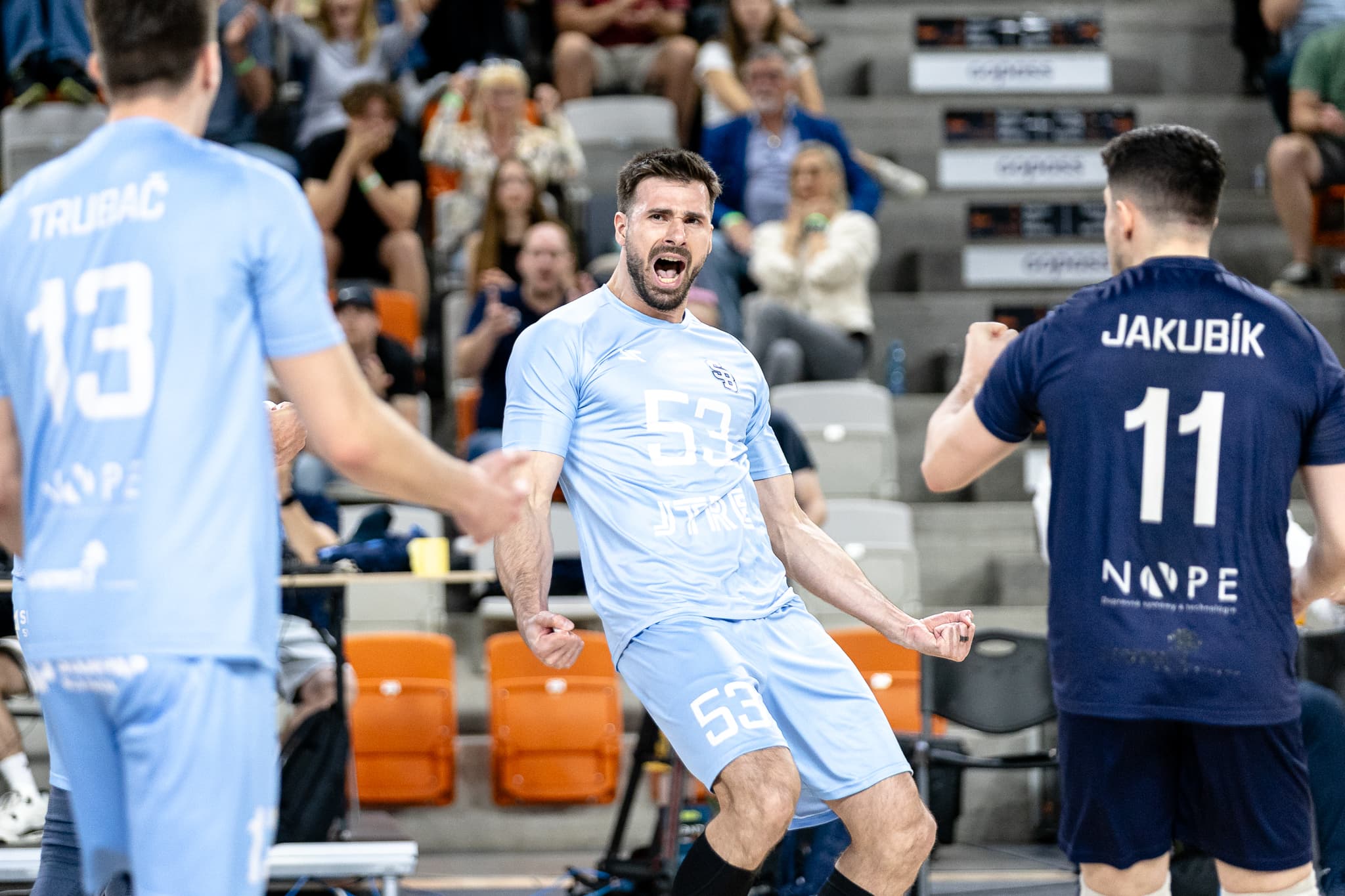 Slovan odvrátil prvý mečbal a nad Komárnom zvíťazil 3:1