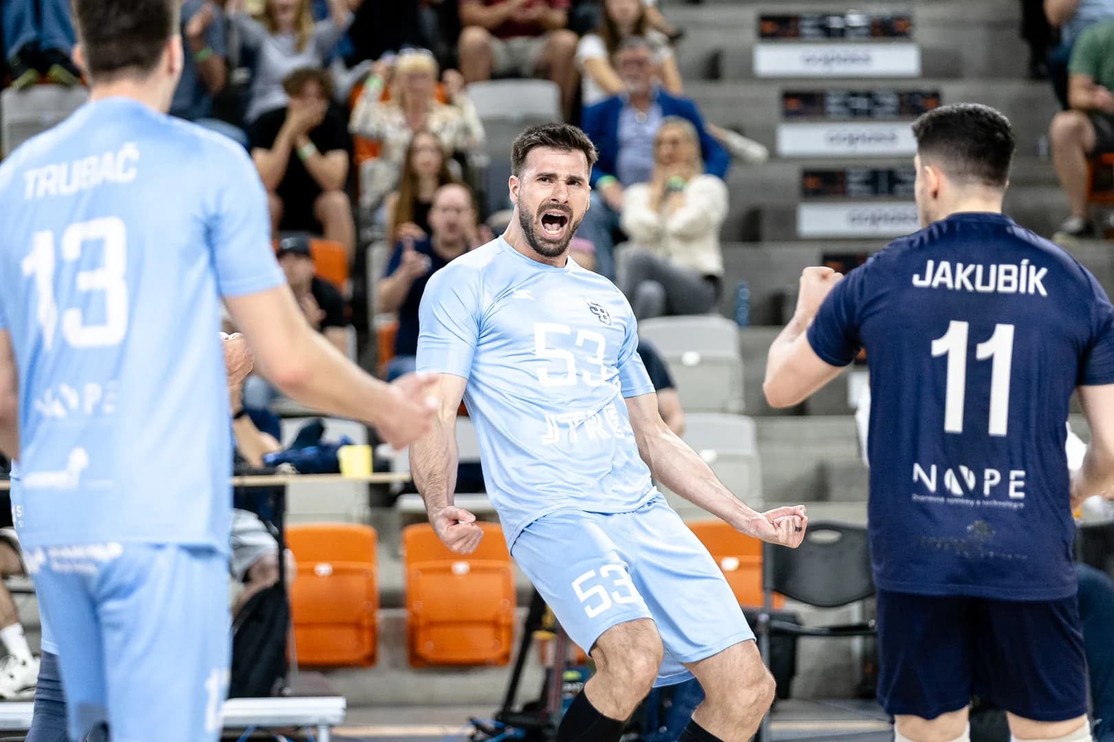 Slovan odvrátil prvý mečbal a nad Komárnom zvíťazil 3:1
