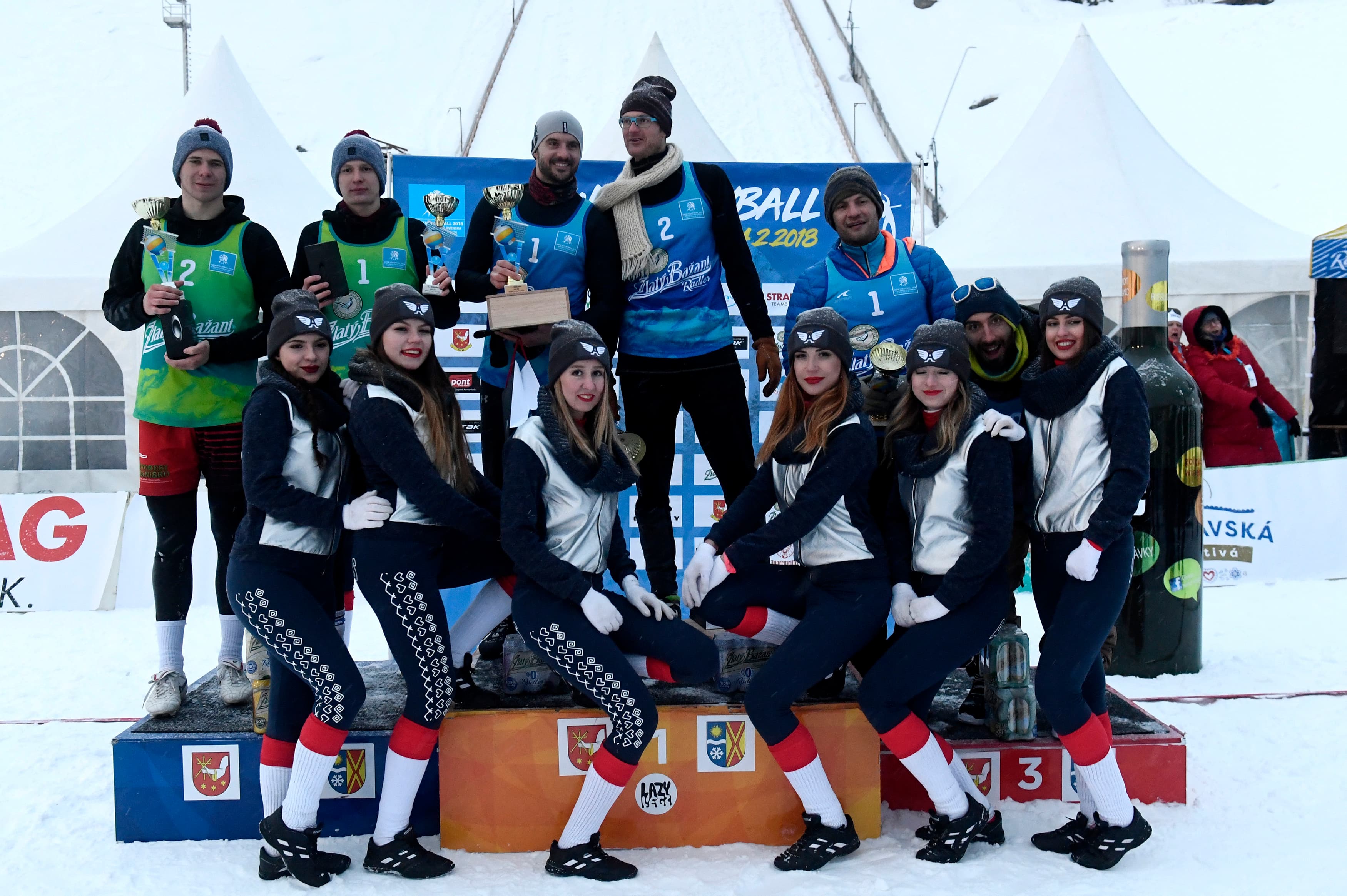 Majstrami Slovenska v Snow Volleyballe sa stali Vandáková s Bertovou a Šmahel s Kollárom