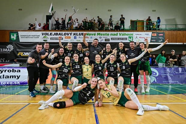 Na úvod výhry domácich družstiev, Žilina potrebovala päť setov