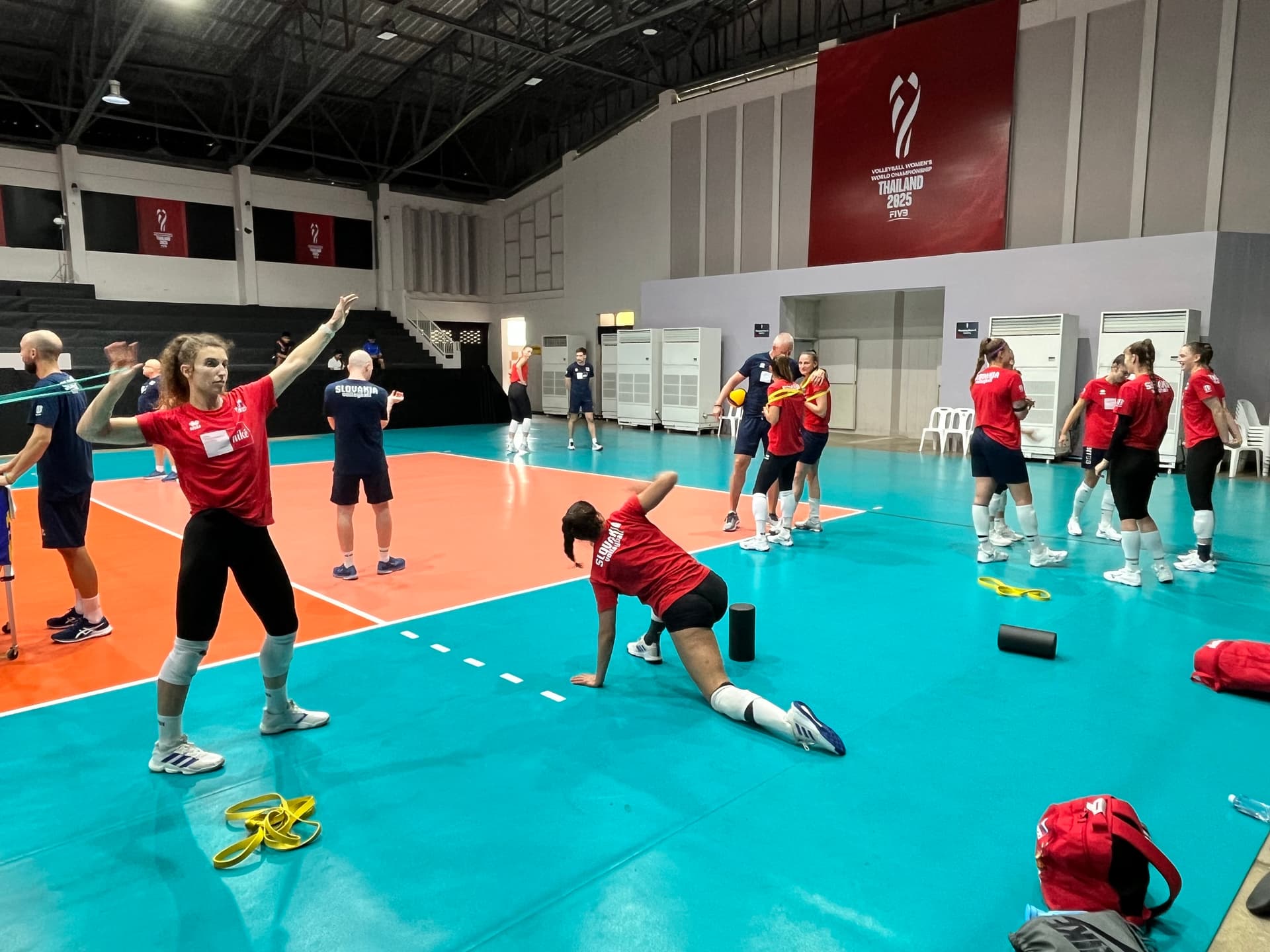 Prvý tréning v hale za sebou, Slovenky sa v Thajsku zžívajú s podmienkami