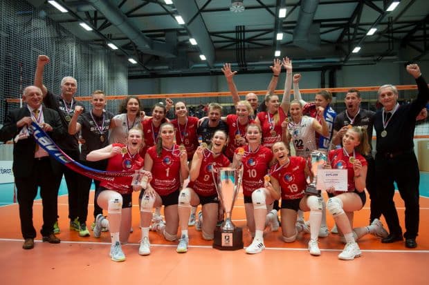 Pohár Hildy Mazúrovej v rukách slávistiek, Trnava s historickým bronzom